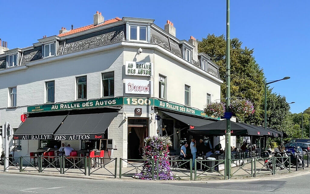 terrasse et façade du Rallye des Autos